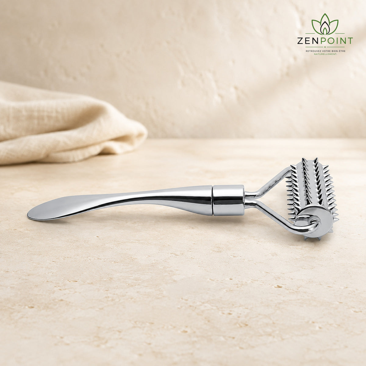 Rouleau de massage d’acupression visage Zenpoint dans une ambiance spa naturelle