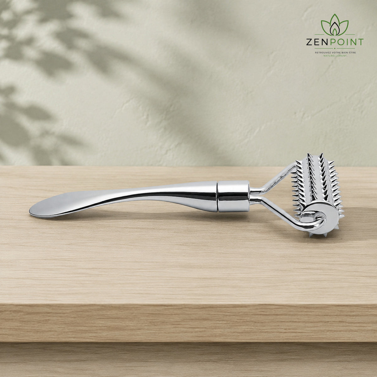 Rouleau d’acupression visage Zenpoint sur bois clair et fond sauge