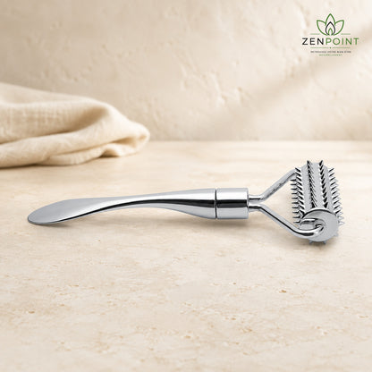 Rouleau de massage d’acupression visage Zenpoint dans une ambiance spa naturelle